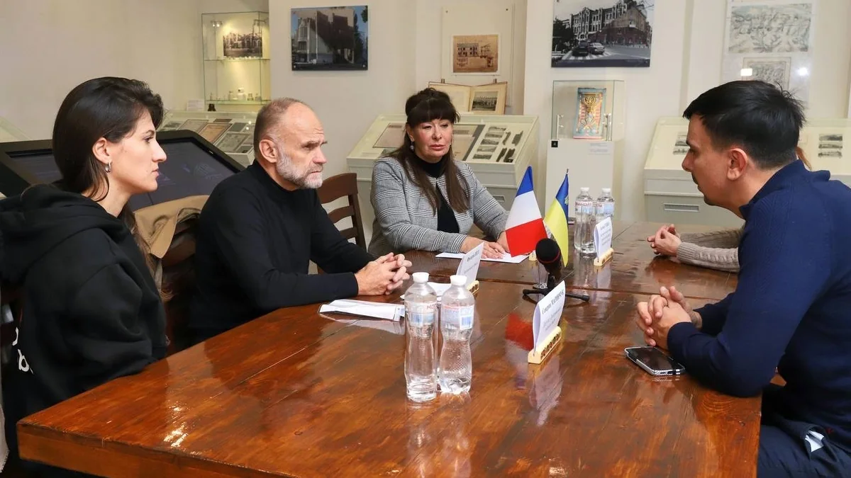 До Дніпра прибув депутат парламенту Франції Фредерік Петі з автомобілем швидкої допомоги