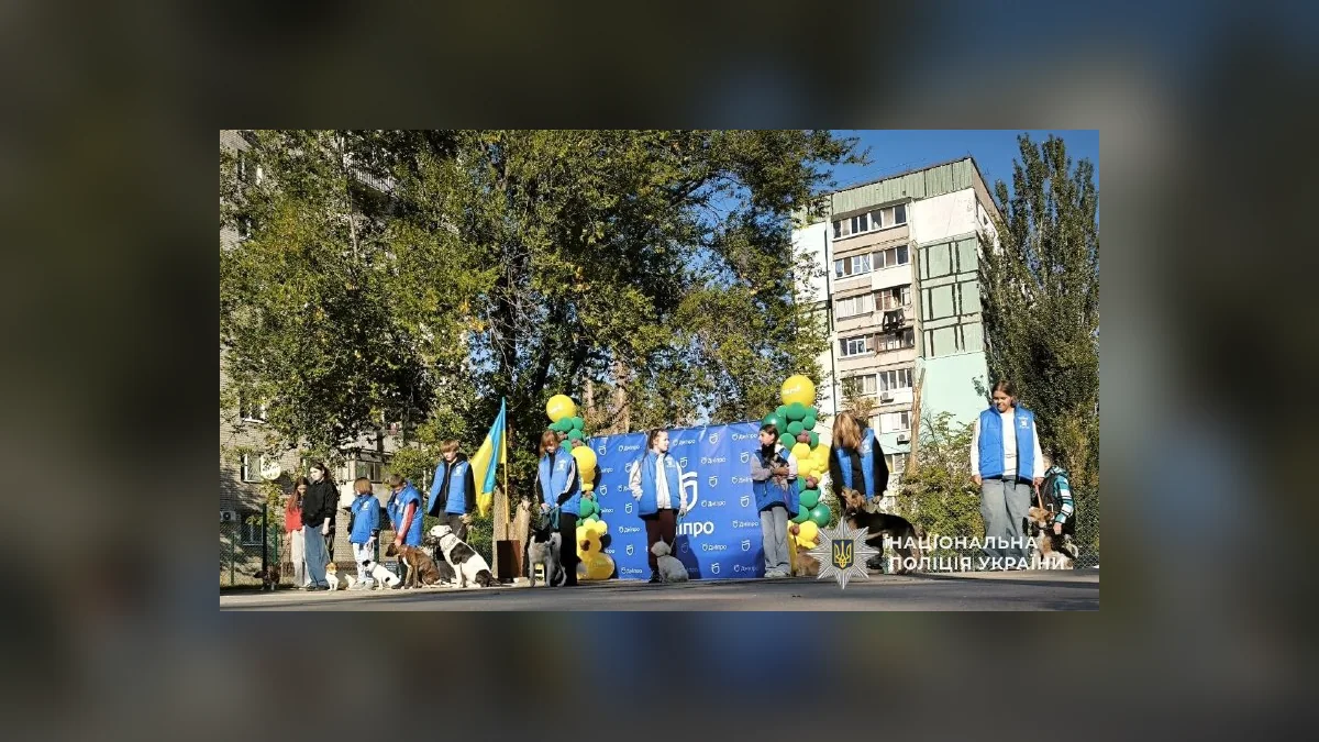 Кінологи поліції показали дітям у Дніпрі роботу службових собак