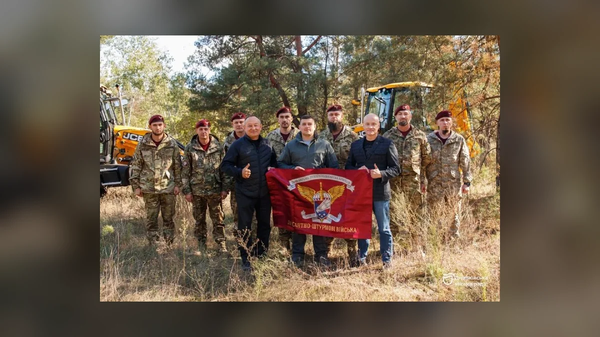 У Дніпрі 25-й Січеславській бригаді передали два нові трактори