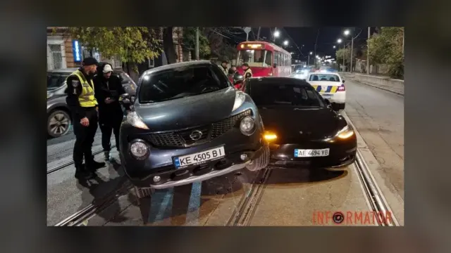 У Дніпрі на вулиці Архітектора Олега Петрова зіткнулися легковики й зупинили трамвай №5