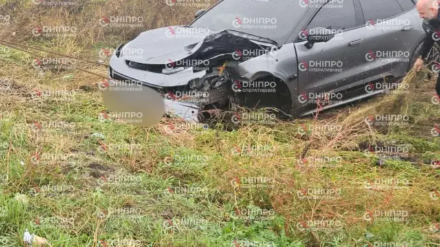 У Дніпрі на Донецькому шосе автомобіль злетів у кювет