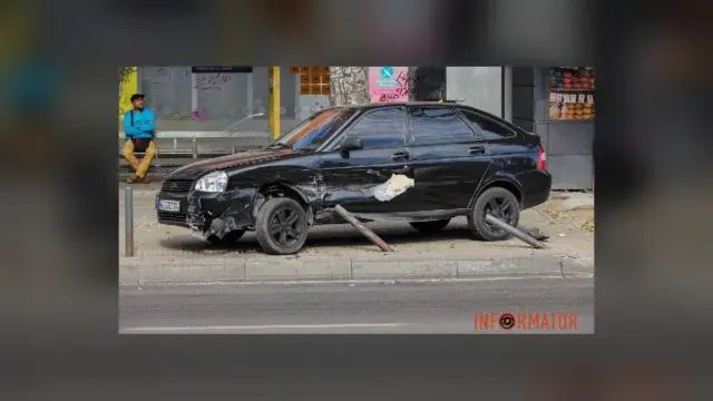 У Дніпрі на Калиновій зіткнулися Renault та Lada: травмовано двох людей