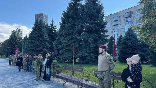 У Дніпрі на Січеславській набережній відкрили 18 марунових парасольок ДШВ