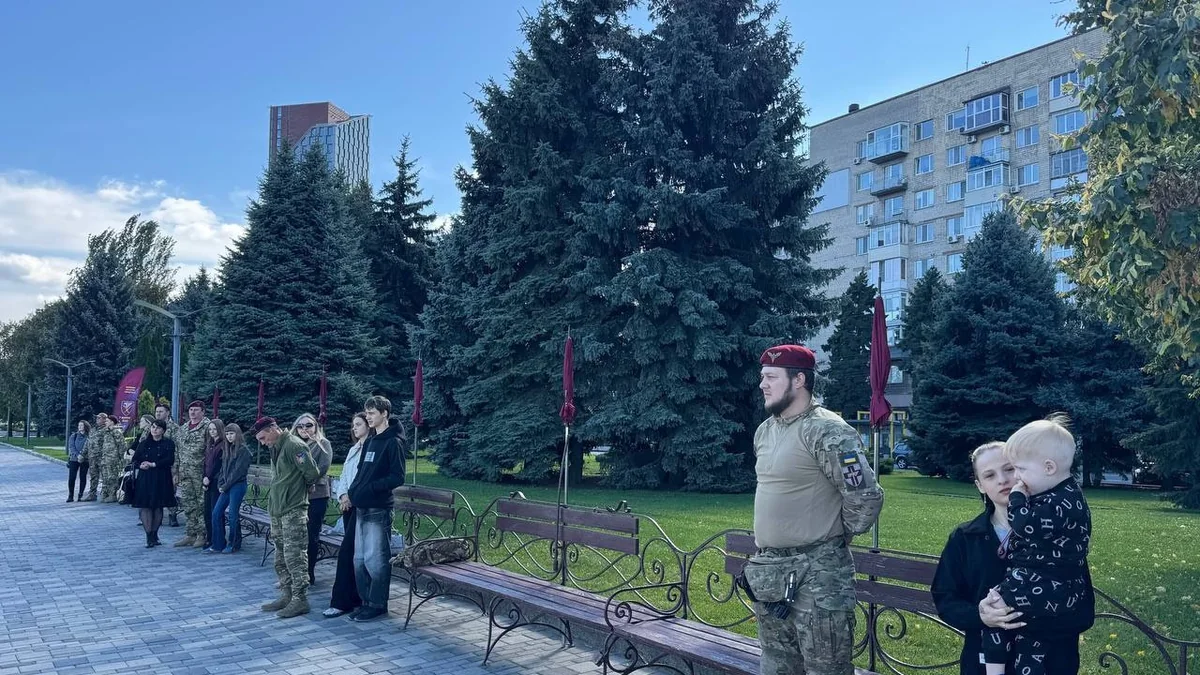 У Дніпрі на Січеславській набережній відкрили 18 марунових парасольок ДШВ