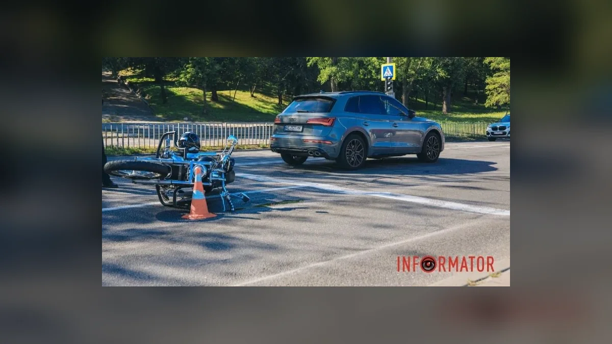 У Дніпрі на Січеславській Набережній зіткнулися Audi та мотоцикл