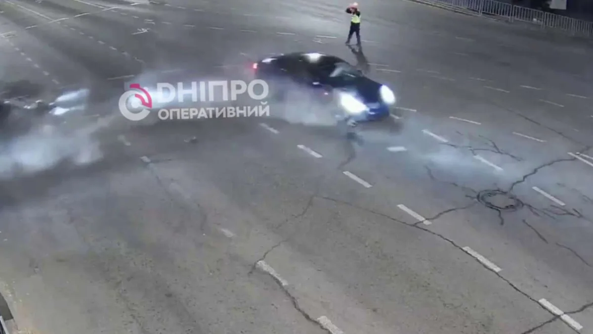 У Дніпрі на Слобожанському проспекті зіткнулися Tesla та Toyota
