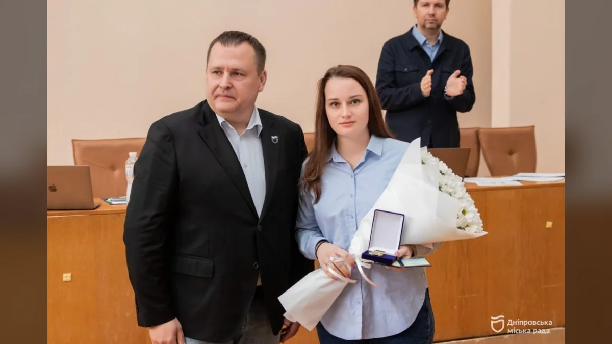 У Дніпрі під час сесії міськради нагородили медиків та колективи трьох вишів