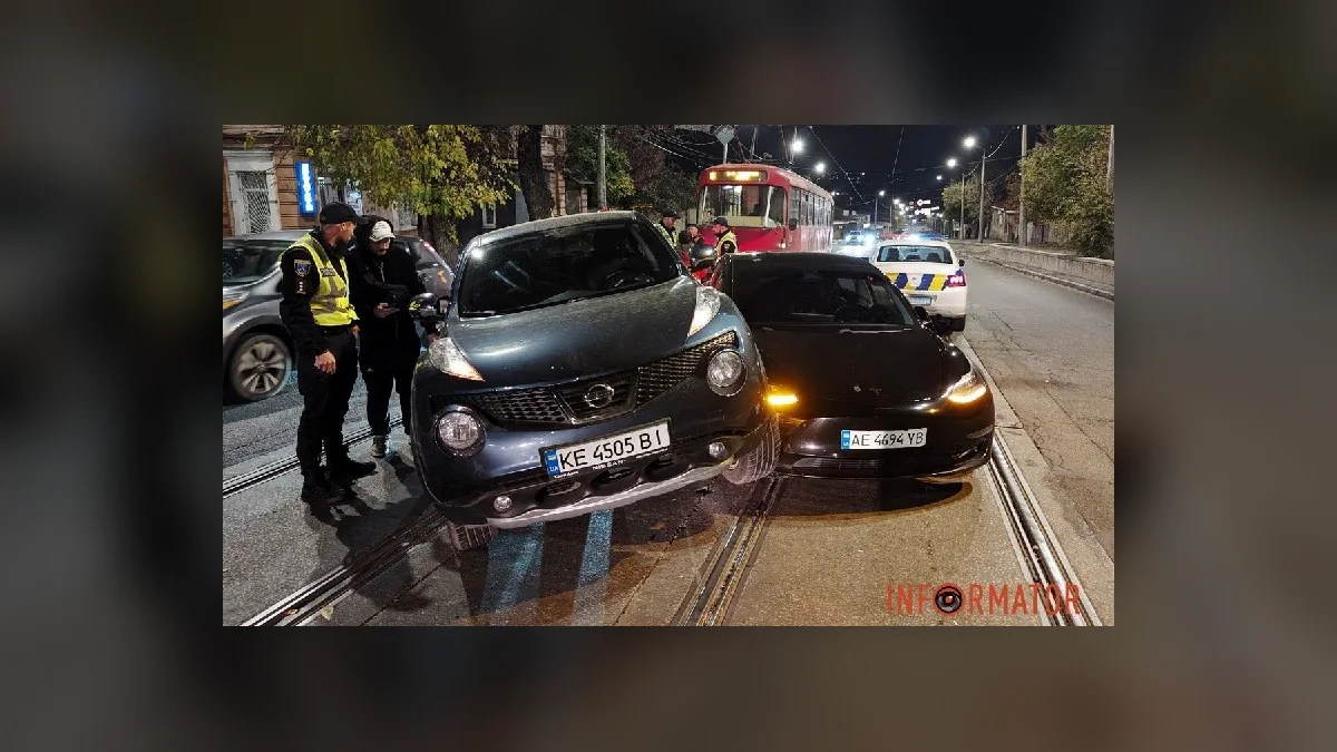 У Дніпрі на Архітектора Олега Петрова Nissan завис на Tesla та заблокував трамвай №5