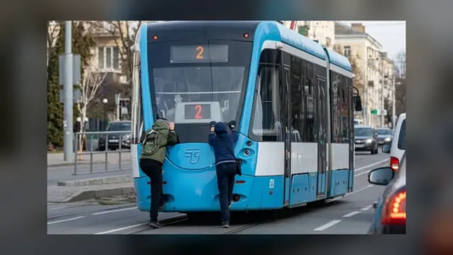 У Дніпрі підлітки чіплялися за трамвай: поліція нагадала про смертельну небезпеку