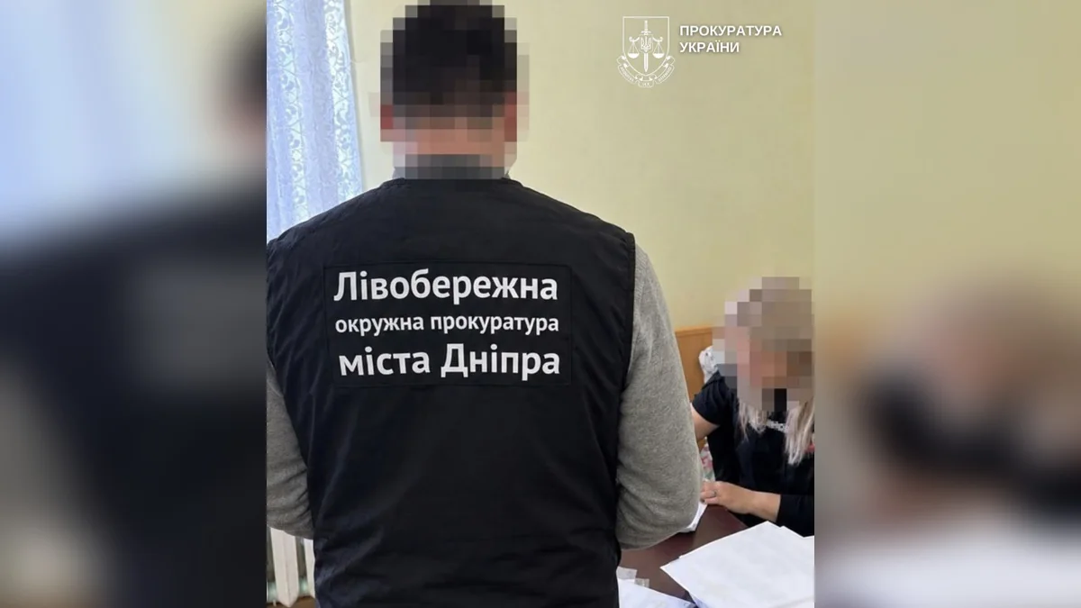 У Дніпрі повідомили про підозру посадовиці через закупівлю сміттєвозів на понад 2 млн грн