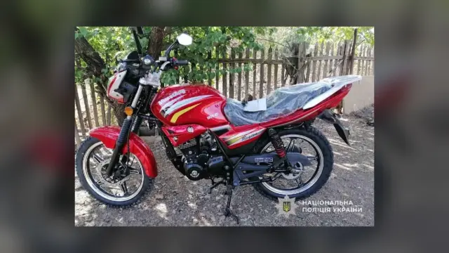 У Дніпрі на вулиці Луговській чоловік викрав припаркований мотоцикл
