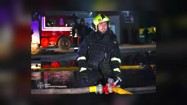 У Дніпровському районі війська РФ повторно вдарили по рятувальниках під час пожежі