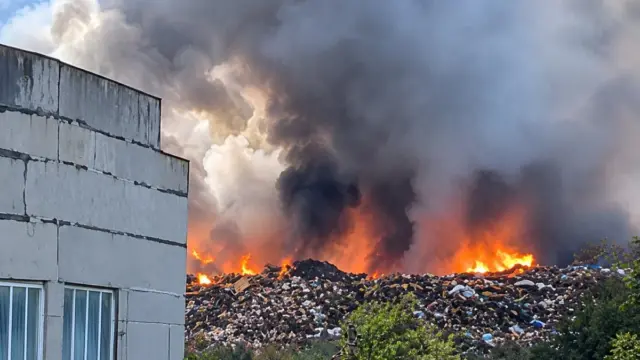 У Кам'янському горить сміттєзвалище біля Баглію: Соцмісто затягнуло димом