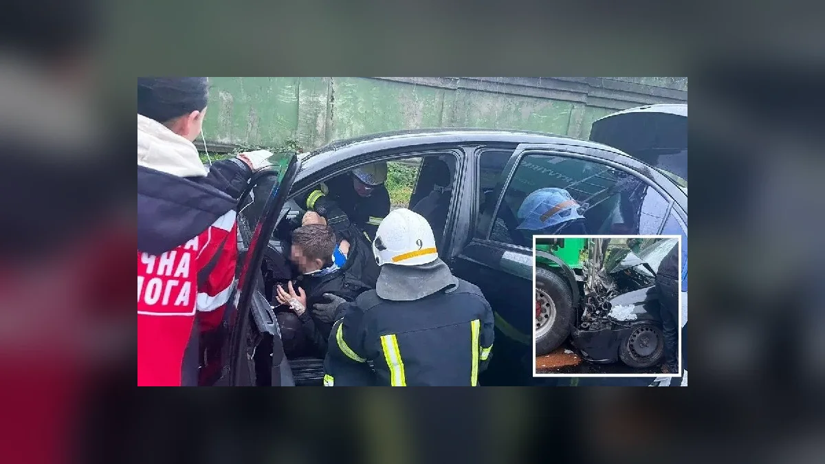 У Кам'янському ЗАЗ зіштовхнувся з причепом вантажівки: водія діставали рятувальники