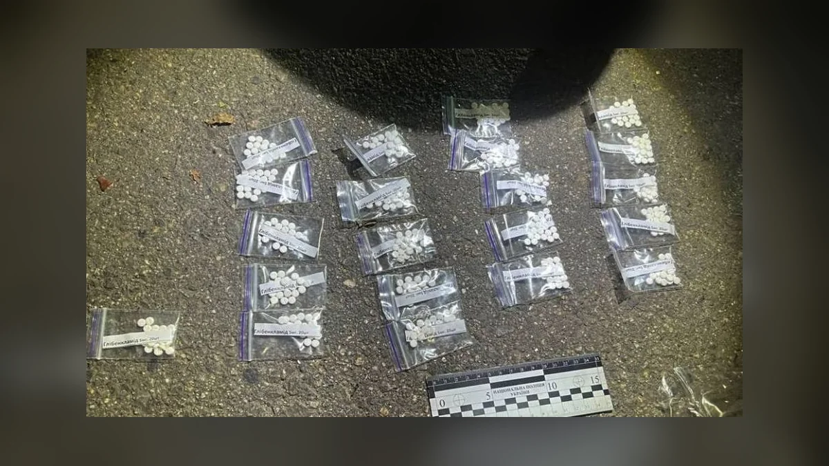 У Кривому Розі на вулиці Володимира Великого затримали чоловіка з 21 пакунком пігулок